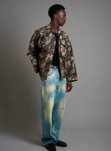 Carica l'immagine nel visualizzatore di Gallery, Giacca cropped fit camouflage
