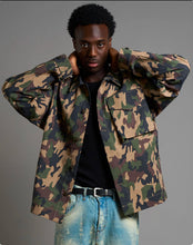 Carica l'immagine nel visualizzatore di Gallery, Giacca cropped fit camouflage
