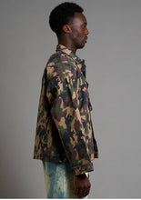 Carica l'immagine nel visualizzatore di Gallery, Giacca cropped fit camouflage
