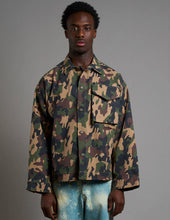 Carica l'immagine nel visualizzatore di Gallery, Giacca cropped fit camouflage

